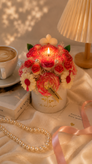 باکس گل شمعی دستساز نوتریکا با نور طبیعی و فضای گرم با شمع روشن